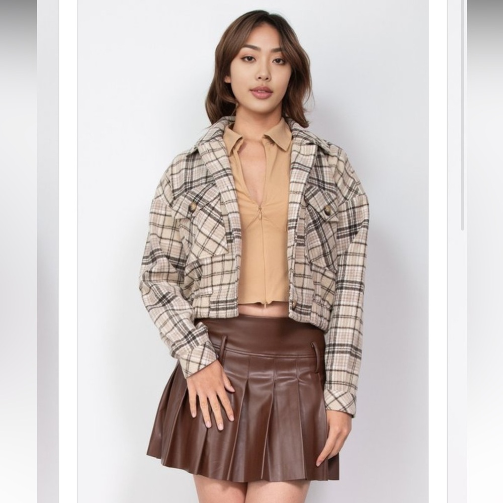 A woven leisure attire jacket in plaid pattern 🤎